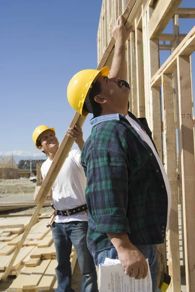 Supervisor Ayudando Compañero Trabajo Sitio Construcción — Foto de Stock