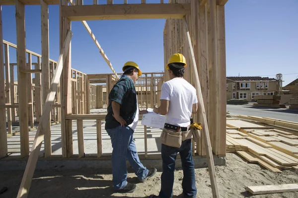 Arquitectos Masculinos Con Plano Construyendo Nueva Casa Madera — Foto de Stock