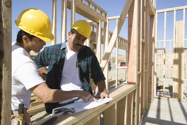 Dos Arquitectos Masculinos Con Plano Discutiendo Sitio Construcción — Foto de Stock