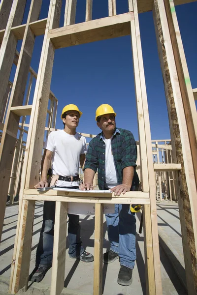 Dos Arquitectos Masculinos Con Plano Discutiendo Sitio Construcción — Foto de Stock