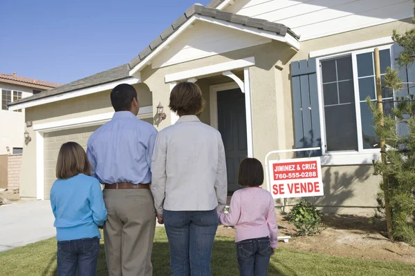 Rückansicht Einer Familie Die Vor Dem Haus Steht Das Zum — Stockfoto