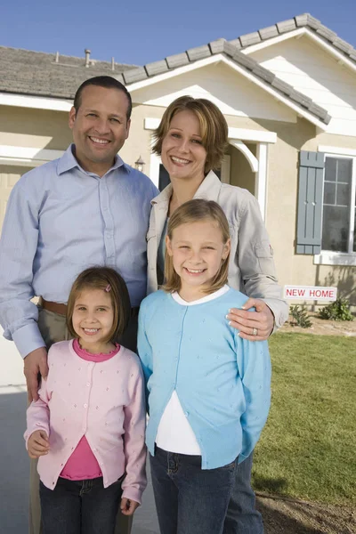 Šťastná Čtyřčlenná Rodina Stojící Před Novým Domem — Stock fotografie
