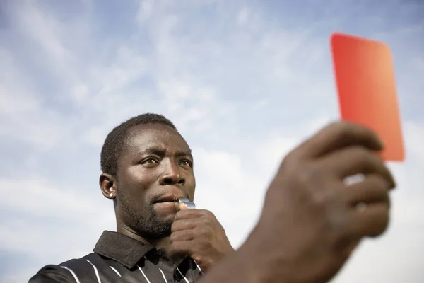 Árbitro Assobia Enquanto Segura Cartão Vermelho Para Jogador Indicando Uma — Fotografia de Stock