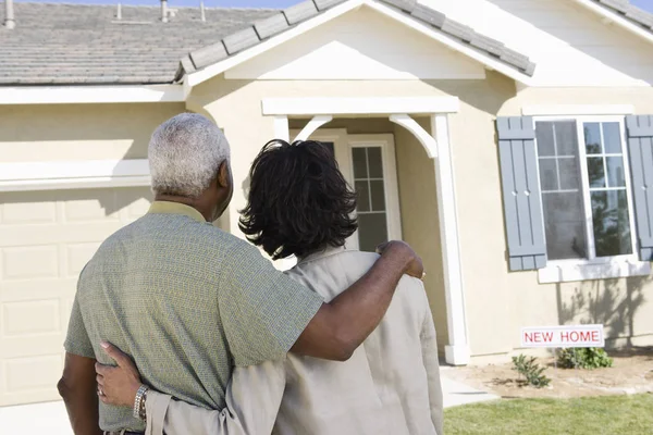 Rückansicht Eines Afroamerikanischen Paares Vor Neuem Haus — Stockfoto