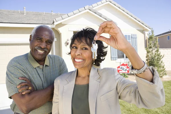 Porträt Eines Glücklichen Afroamerikanischen Paares Mit Schlüssel Vor Neuem Haus — Stockfoto