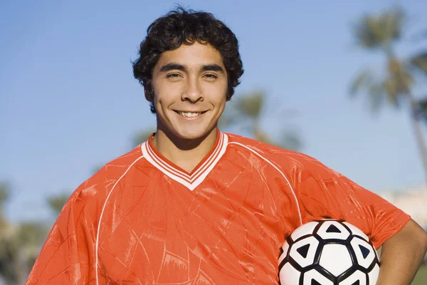 Retrato Jogador Hispânico Feliz Segurando Futebol — Fotografia de Stock