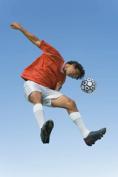 Низкий Угол Обзора Футболиста Направляющегося Мяч Против Ясного Неба — стоковое фото