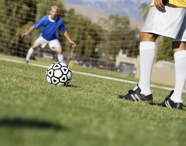 Doelman Staat Stil Als Voetballer Positie Bal Naar Het Doel — Stockfoto