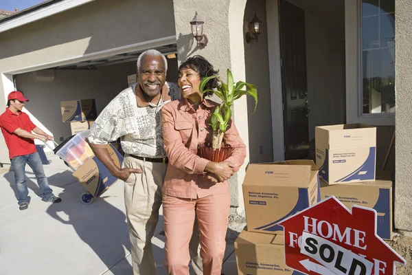 Cheerful African American Couple Belongings Moving New House — Stock Photo, Image