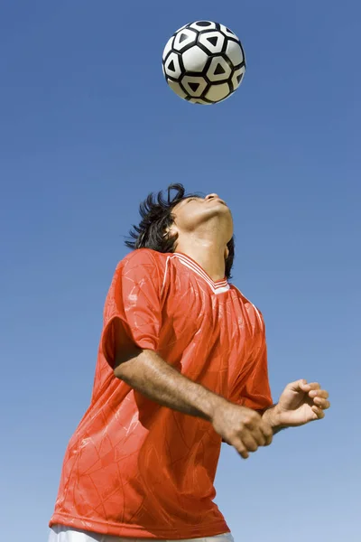 Vue Angle Bas Joueur Qui Dirige Balle Contre Ciel Dégagé — Photo