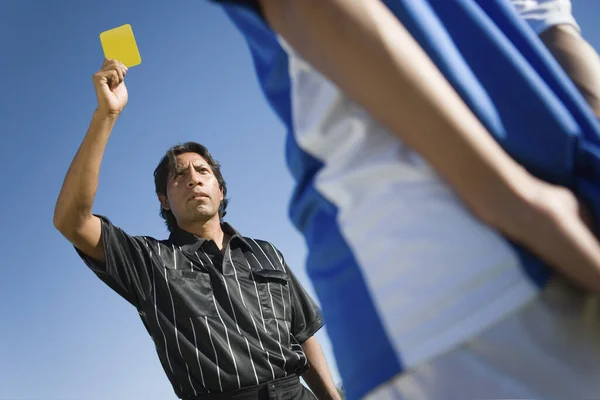 Vista Ángulo Bajo Árbitro Que Muestra Una Tarjeta Amarilla Que —  Fotos de Stock