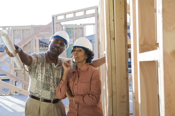 Arquitectos Afroamericanos Con Planos Discutiendo Planes Sitio — Foto de Stock