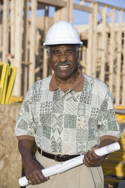 Retrato Feliz Arquitecto Afroamericano Mayor Sosteniendo Plano Sitio Construcción —  Fotos de Stock