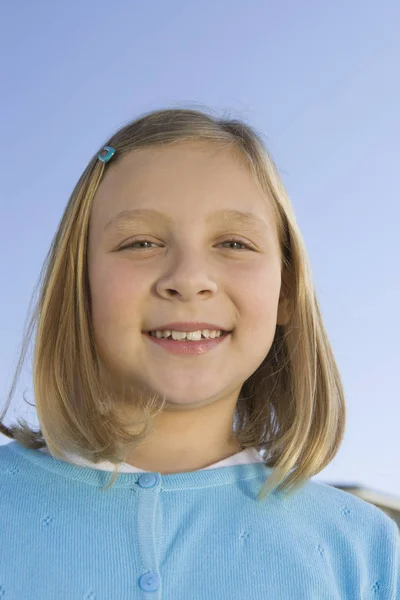 Κοντινό Πλάνο Πορτρέτο Του Ευτυχισμένου Έφηβου Κοριτσιού Χαμογελώντας Ενάντια Στον — Φωτογραφία Αρχείου
