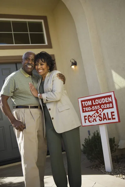 Porträt Eines Glücklichen Älteren Afroamerikanischen Paares Vor Neuem Haus — Stockfoto