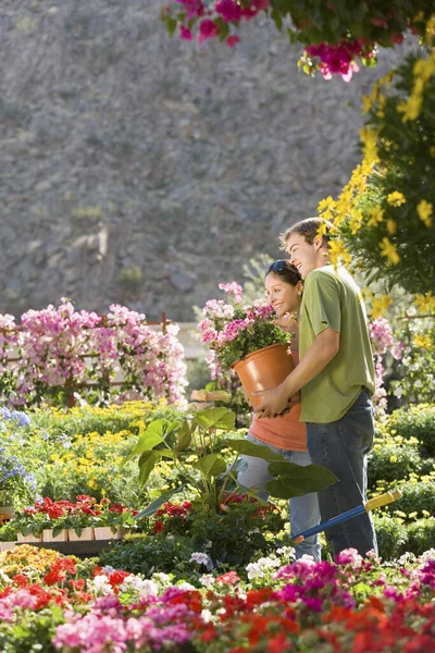 Szczęśliwa Para Kupuje Rośliny Doniczkowe Ogrodzie Botanicznym — Zdjęcie stockowe