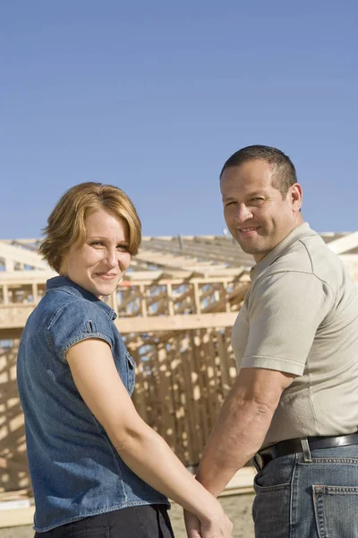 Porträt Eines Glücklichen Reifen Paares Vor Einem Bau Befindlichen Haus — Stockfoto