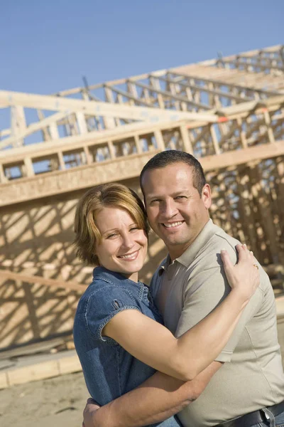 Porträt Eines Glücklichen Reifen Paares Das Sich Vor Einem Unvollständigen — Stockfoto