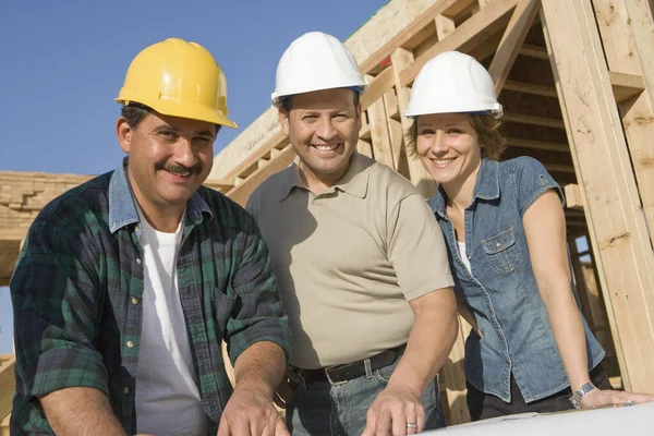 Retrato Tres Arquitectos Con Plano Obra — Foto de Stock