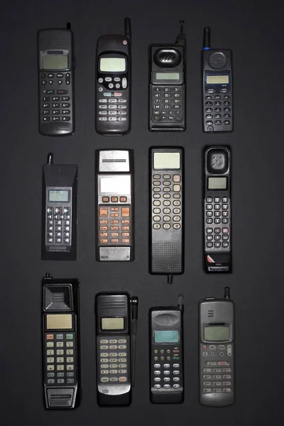 Rij Van Oude Mobiele Telefoons — Stockfoto