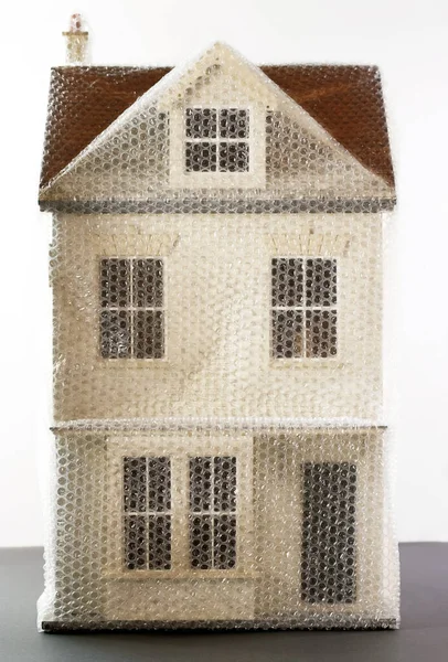 バブルラップに包まれた家モデル — ストック写真