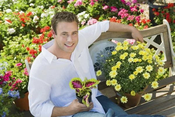 Retrato Joven Feliz Con Plantas Flores Sentadas Banco Jardín Botánico — Foto de Stock