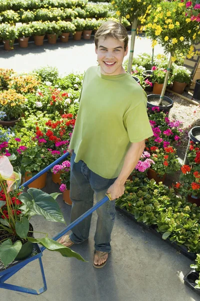 Portret Przystojnego Mężczyzny Taczką Ogrodzie Botanicznym — Zdjęcie stockowe