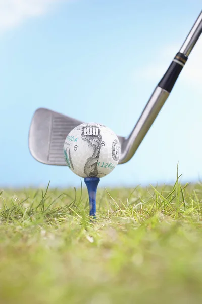 Golfbal Met 100 Dollar Logo Tee Met Driver Ready Tee — Stockfoto