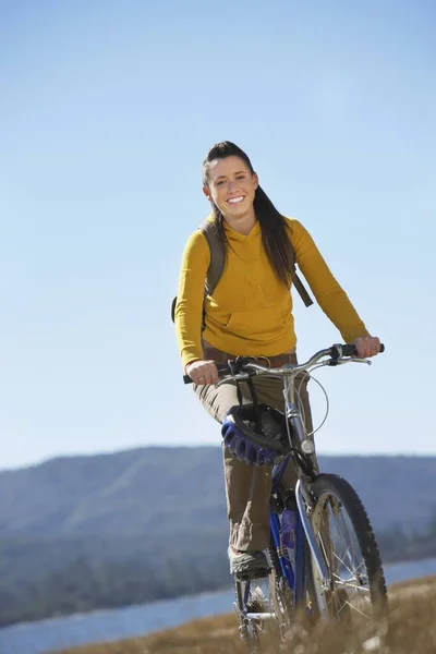 Bisiklete Binen Mutlu Kadın Portresi — Stok fotoğraf