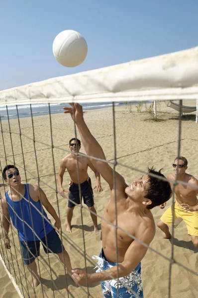 多族裔男子团体玩沙滩排球 — 图库照片
