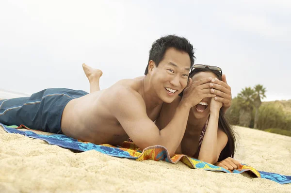 Feliz Hombre Asiático Cubriendo Los Ojos Mujer Mientras Relaja Playa — Foto de Stock