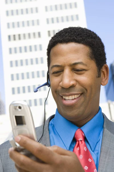Close Homem Negócios Feliz Usando Telefone Celular Com Edifício Segundo — Fotografia de Stock
