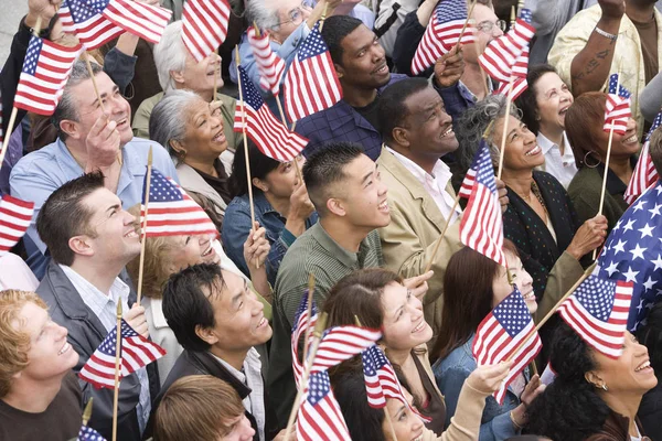 Високий Кут Зору Щасливих Багатонаціональних Людей Які Тримають Американський Прапор — стокове фото