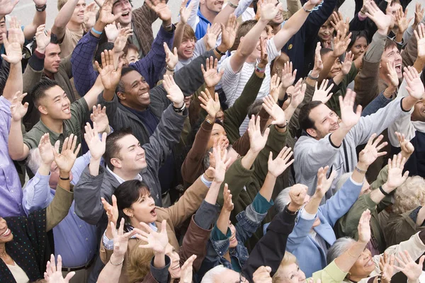 Υψηλή Οπτική Γωνία Των Χαρούμενων Πολυεθνικών Ανθρώπων Σηκώνουν Χέρια Μαζί — Φωτογραφία Αρχείου