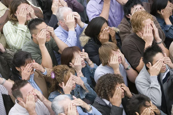 Vista Ángulo Alto Las Personas Que Cubren Sus Ojos — Foto de Stock