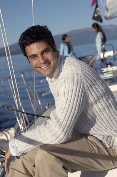 Retrato Guapo Hombre Caucásico Velero Con Mujeres Fondo —  Fotos de Stock