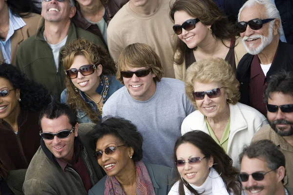 Magas Látószögű Kilátás Boldog Csoport Többnemzetiségű Emberek Viselő Napszemüveg — Stock Fotó