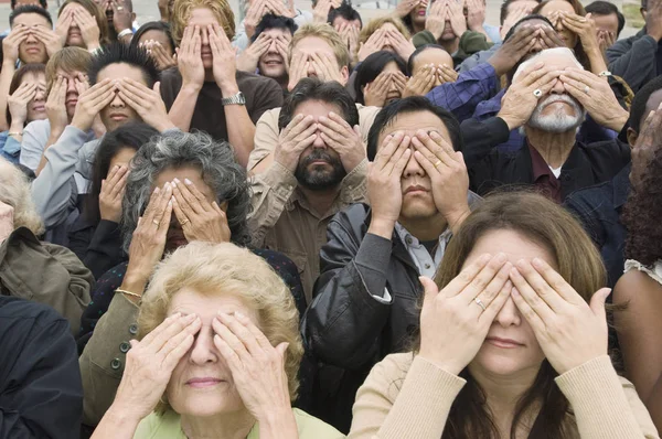 Υψηλή Οπτική Γωνία Των Ανθρώπων Που Καλύπτουν Μάτια Χέρια — Φωτογραφία Αρχείου