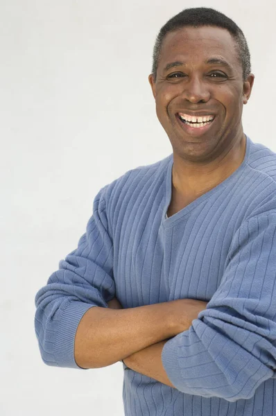 Retrato Hombre Afroamericano Feliz Pie Con Los Brazos Cruzados Sobre — Foto de Stock