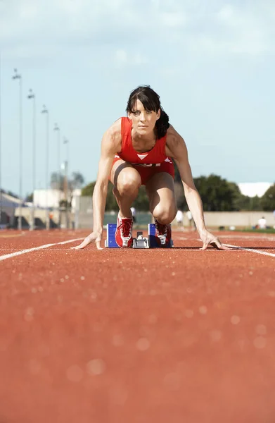 Longitud Completa Mujer Atleta Línea Partida Listo Para Carrera — Foto de Stock