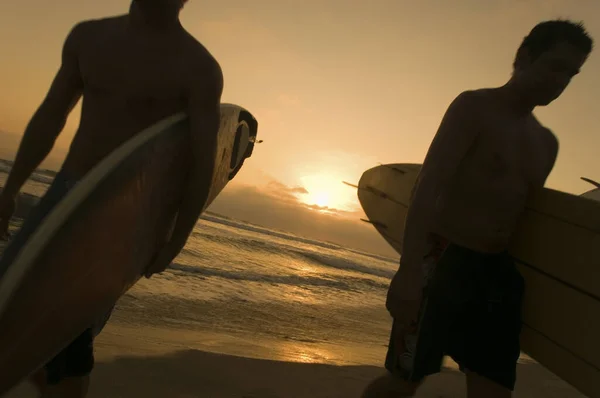 Due Amici Che Camminano Sulla Spiaggia Con Tavola Surf Tramonto — Foto Stock