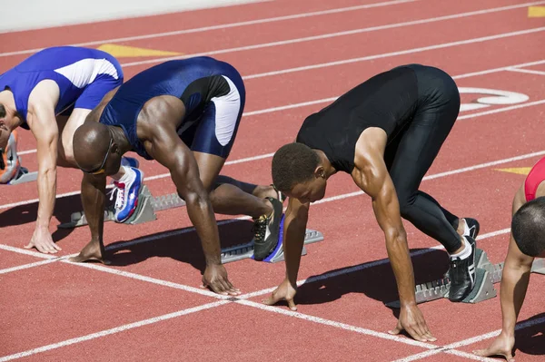 Atletas Masculinos Multiétnicos Línea Salida Carrera Pista —  Fotos de Stock