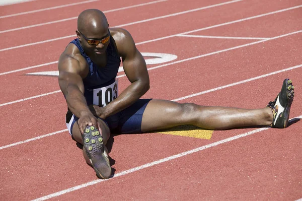 Longitud Completa Del Atleta Afroamericano Masculino Que Extiende Hipódromo — Foto de Stock