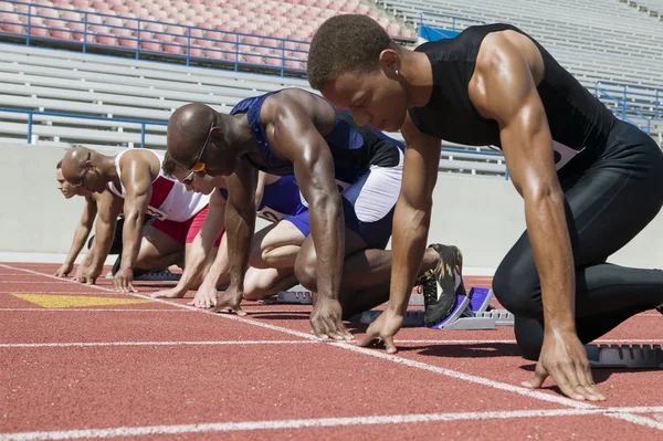 Groupe Athlètes Masculins Multiraciaux Sur Une Ligne Départ Sur Circuit — Photo