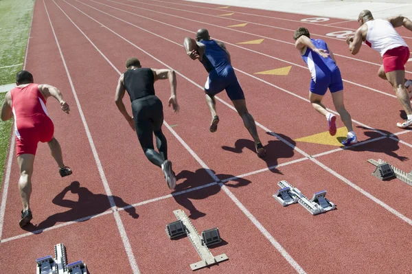 Bakifrån Multietniska Löpare Start Ras Racetrack — Stockfoto