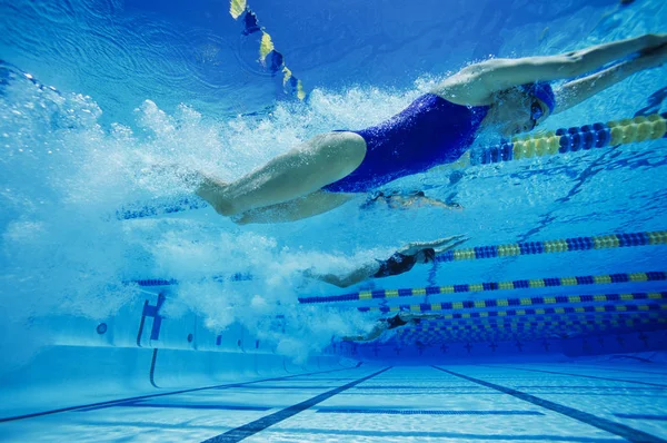 Vrouwelijke Deelnemers Zwemmen Onder Water Tijdens Een Zwemwedstrijd — Stockfoto