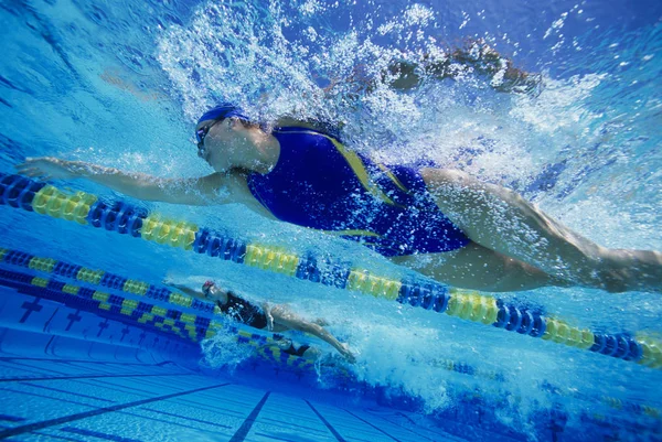 女子游泳运动员在游泳池里冲水时的低视角 — 图库照片