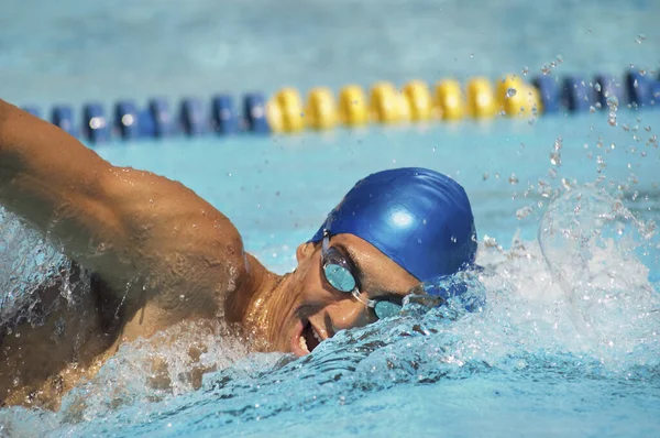 Férfi Résztvevő Úszás Egy Freestyle Úszás Közben Verseny — Stock Fotó