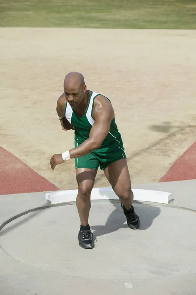 Comprimento Total Afro Americano Maduro Homem Preparando Para Jogar Disco — Fotografia de Stock