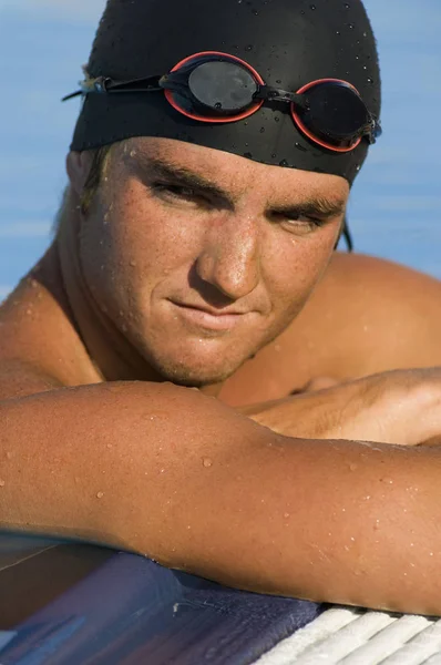 Havuz Kenarında Dinlenen Erkek Bir Atletin Portresi — Stok fotoğraf